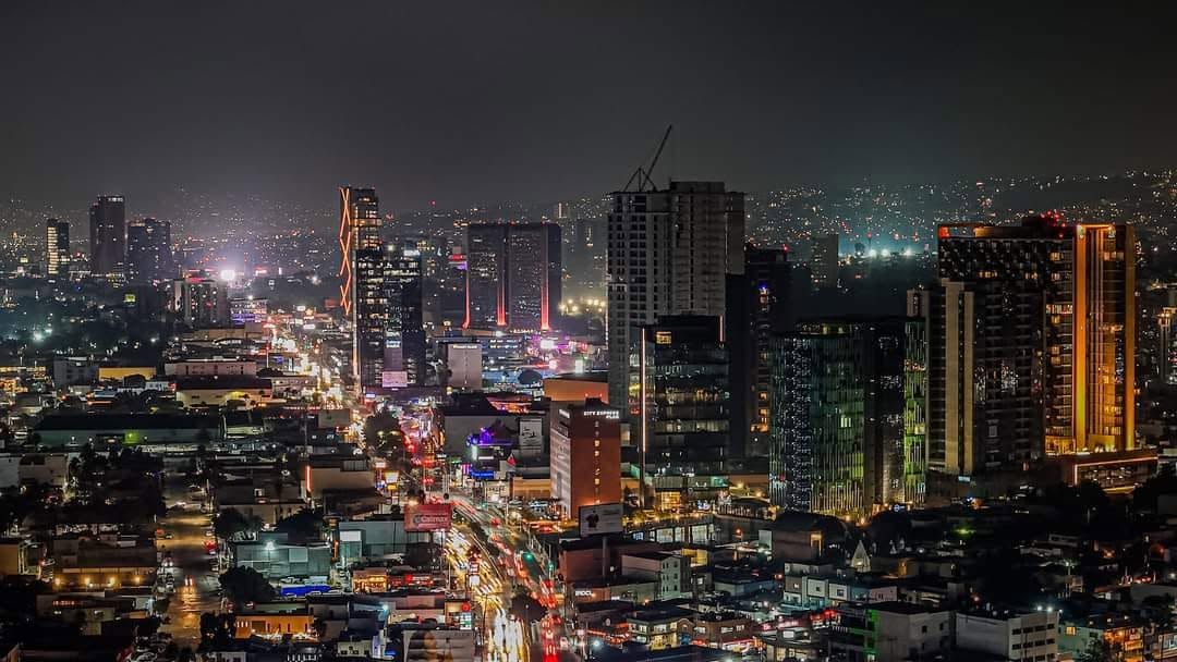 Edificios y avenidas de Tijuana de noche